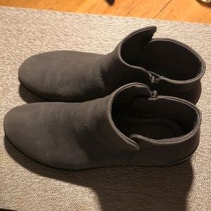 Like new Ecco Gray Nuebuck Ankle Boots sz 41